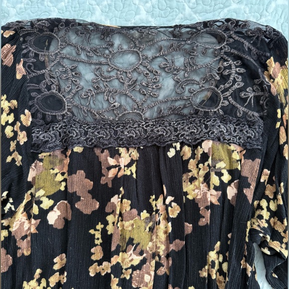 Buckle Gimmicks Black Floral Blouse - Picture 4 of 10